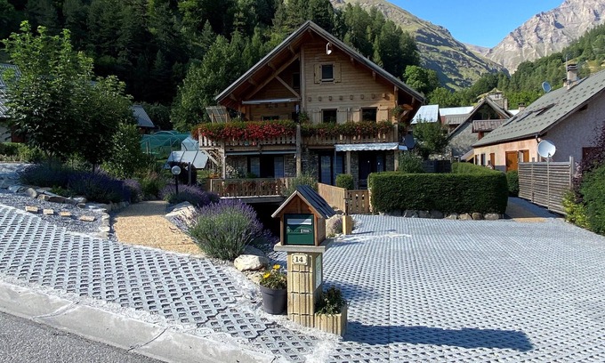 Reallon Apartment | 3 *, spacious cottage, on the ground floor of the chalet with superb view of the Réallon valley,