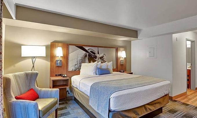Holly Hotel | 3-Star Hotel ∙ Best Western Plus Navigator Inn & Suites