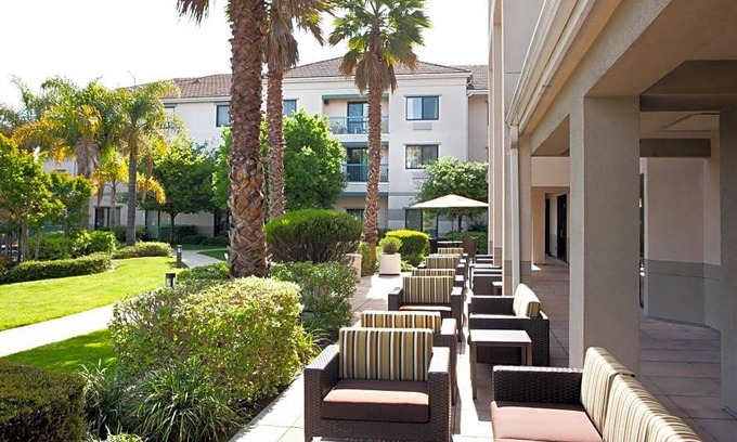 Oakland Hotel | 3-Star Hotel ∙ Courtyard by Marriott Oakland Airport