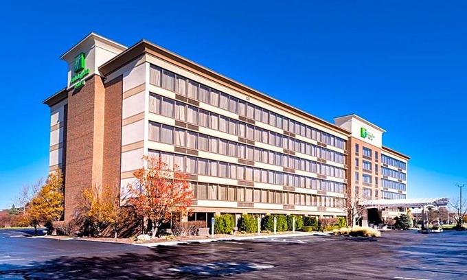 Warren Hotel | 3-Star Hotel ∙ Holiday Inn Hotel & Suites Warren, an IHG Hotel