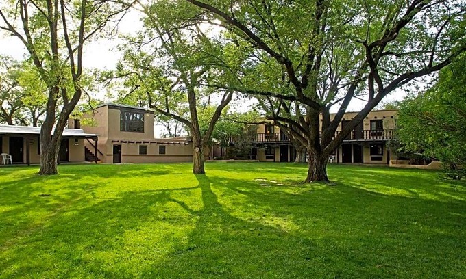 Taos Hotel | 3-Star Hotel ∙ Sagebrush Inn & Suites