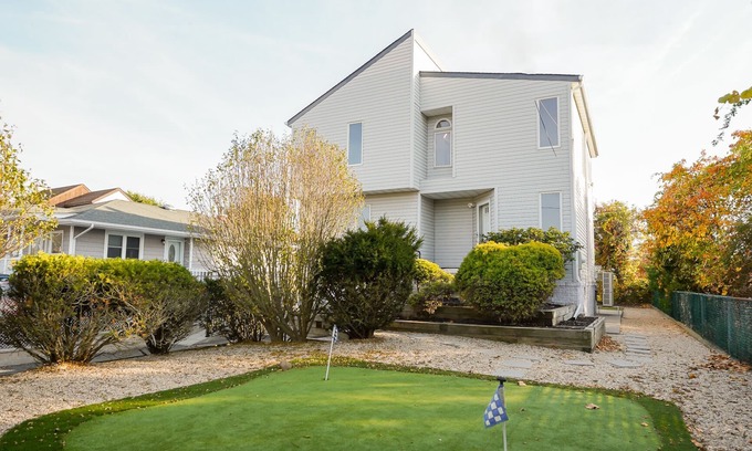 Shirley House | 3 Story Beach Waterview, 3 KING bed, golf putting green!