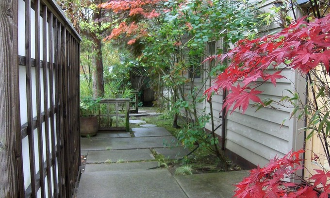 Eastside Santa Cruz House | 30 + nights Spacious Family Home-Hot Tub <4 min walk to beach & harbor-small dog