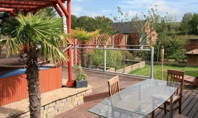 Belper Cottage | 302 OVER LANE COTTAGE, pet friendly, with hot tub in Belper