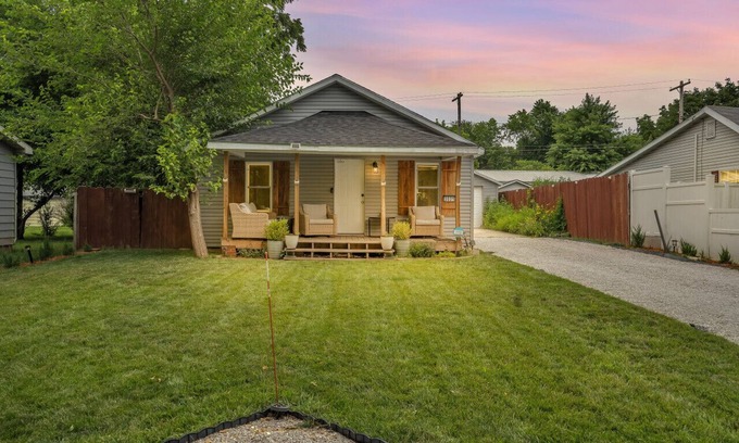 Springfield House | 3031 W Olive St · Cheerful 2-Bedroom w/convenient Expressway access