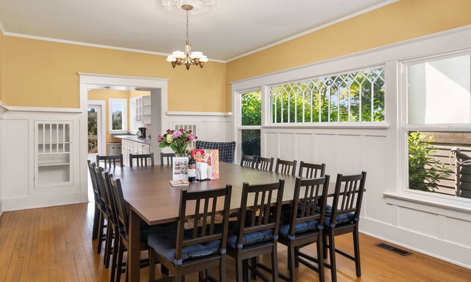 Madrona House | 307 m² House ∙ 8 bedrooms ∙ 23 guests