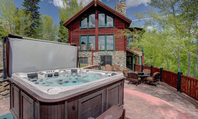 Three Peaks House | 3200+SF Log Home 4BR/4BA Plus Loft With Stunning Views; Minutes to Ski Resorts