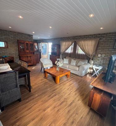 Ladybrand Apartment | 33 On Loop, Flat 3