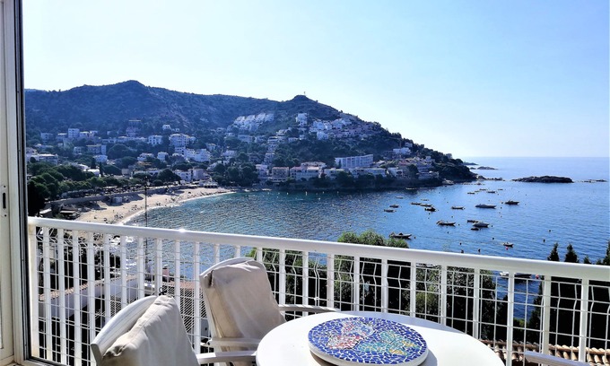 Almadraba-Canyelles Apartment | 3358 MONTEMAR, 20, WONDERFUL SEA VIEW, IDEAL SITUATION FOR HIKING, 150m. FROM THE BEACH OR FROM THE ROCKS.