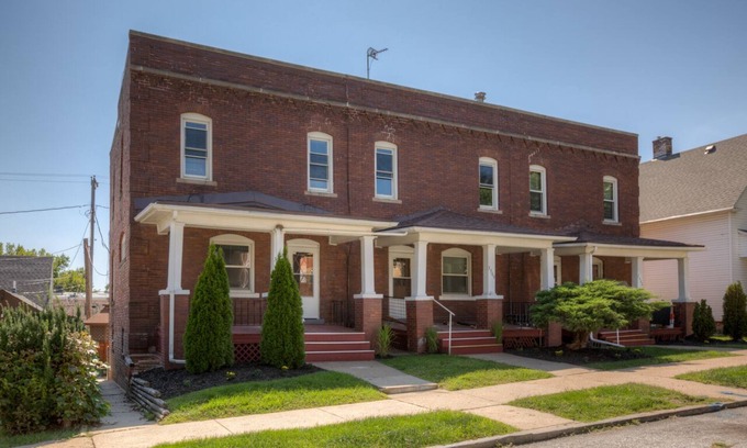 Downtown Omaha House | 3507 Fabulous Midtown Townhome! Walk to TWO entertainment districts!