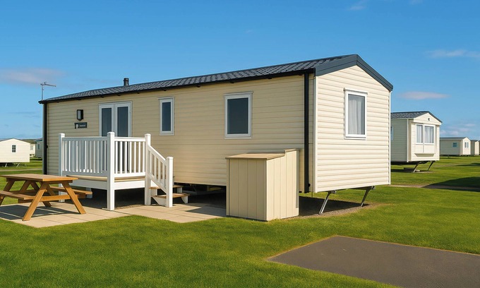Weymouth Cottage | 39 GREENLANDS, LITTLESEA HOLIDAY PARK, pet friendly in Weymouth