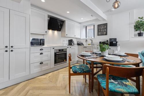 Roundhay Apartment | 3b Roman View, Beautifully appointed, apartment with 2 en-suite bedrooms in great Roundhay location, Netflix, off street parking & EV charging