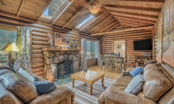 Cascade-Chipita Park Cabin | 3BD Log Cabin Pikes Peak and Garden of the Gods