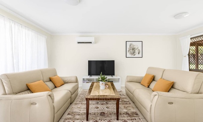 Sunnybank House | 3Beds Vibrant Home Steps to Mall & Transport