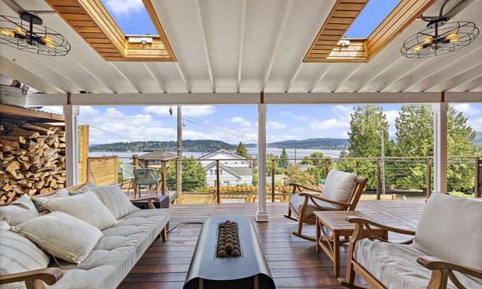 Bryn Mawr-Skyway House | 3BR 2.5BA The Lucille Lake Washington View Retreat