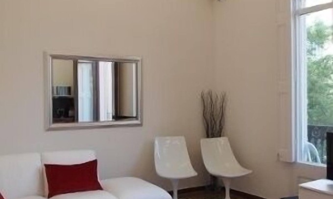 Dreta de l'Eixample Apartment | 3BR/3BA Painted in White Apartment with Balcony. Free luggage storage service.