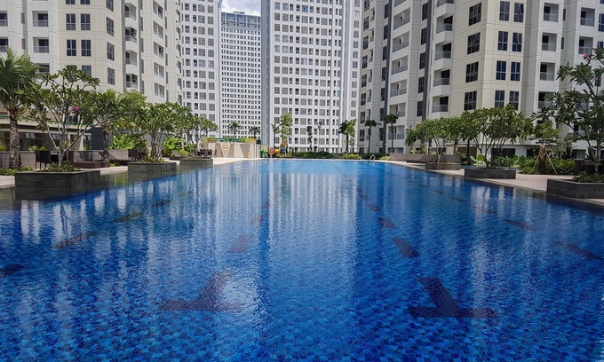Tangerang Apartment | 3BR Apartment with Pool View at M-Town Residence