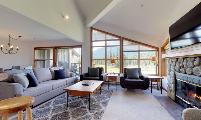 Blackcomb House | 3BR | Blackcomb Greens | King Bed | Jacuzzi Tub | Fireplace | Private Balcony | Parking