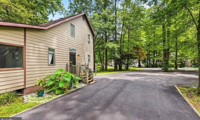 Ocean Pines House | 3BR charmer with hallway loft on large corner lot. Peaceful setting near ocean.
