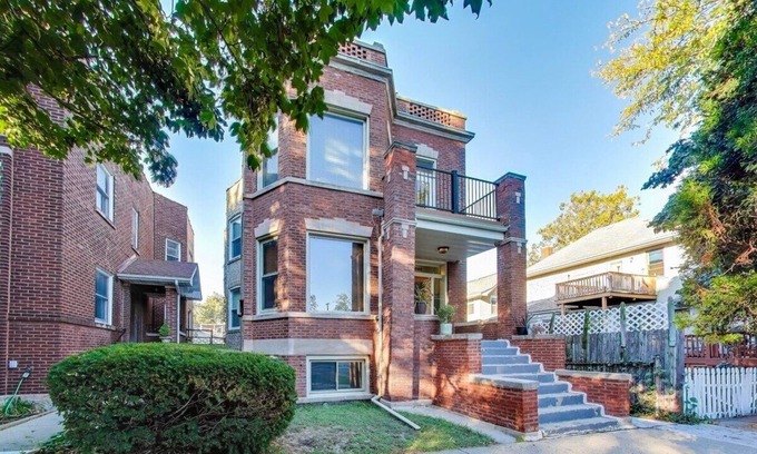 Edgewater Apartment | 3BR Edgewater Home w/Backyard + Easy Parking Near Loyola