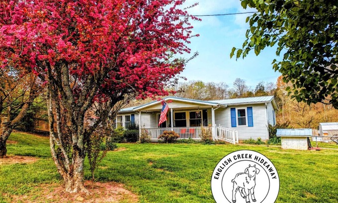 Newport House | 3BR Family Getaway on Goat Farm w 100 yr Old Barn