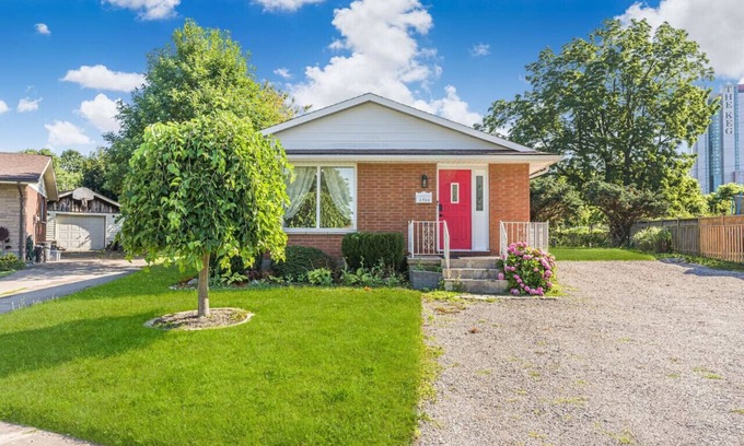 Niagara Falls House | 3BR Family Retreat w/BBQ | 3 Mins to Falls/Casino