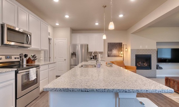 Rockrimmon House | 3BR Mtn Viewsluxury Townhomecentral Locationac