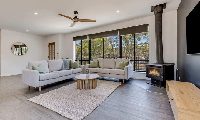 Flora Hill House | 3BR Peaceful Escape In Flora Hill, Bendigo