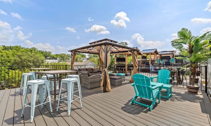 Talbot's Corner Apartment | 3BR - Sleeps 10 | Makeup Room + Rooftop!