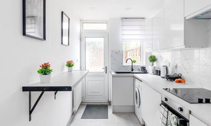 Corby House | 3br-sleeps8-parking-wifi-closestation