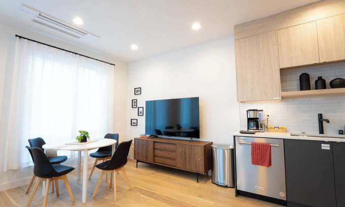 Broadway House | 3min Walk to Capitol Hill Station - Modern 3BR/3BA Townhome