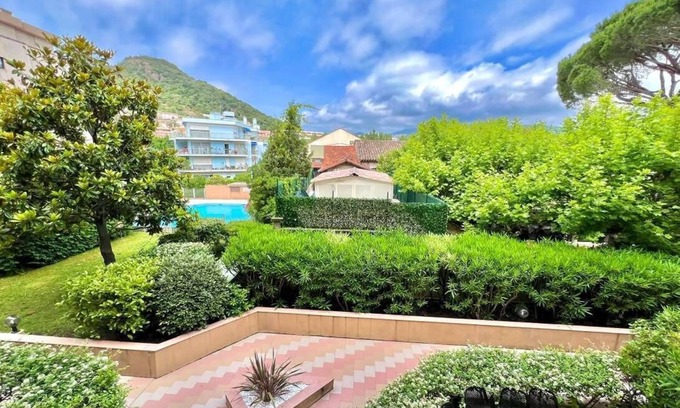 Mandelieu-la-Napoule Beach Apartment | 3P04 Holiday rental T3 la-Napoule in a seafront residence