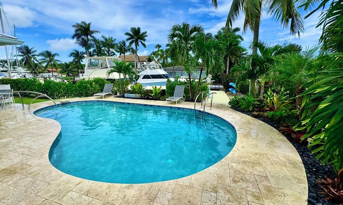Dania Beach House | 4/3-Heated Pool-Dock-Ping Pong-Kayaks-Luxurious
