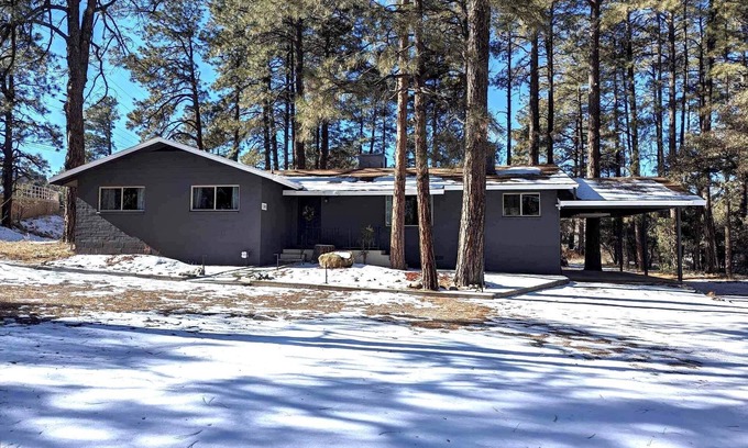 Prescott House | 4 Bdrm - 2 Ba - 5 Min to Whiskey Row + Arcade + Fire Pit + EV Charger + Pets!