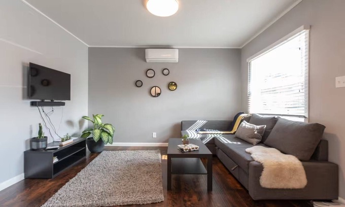 Los Angeles House | 4 Bed 2 Bath Modern Oasis DTLA