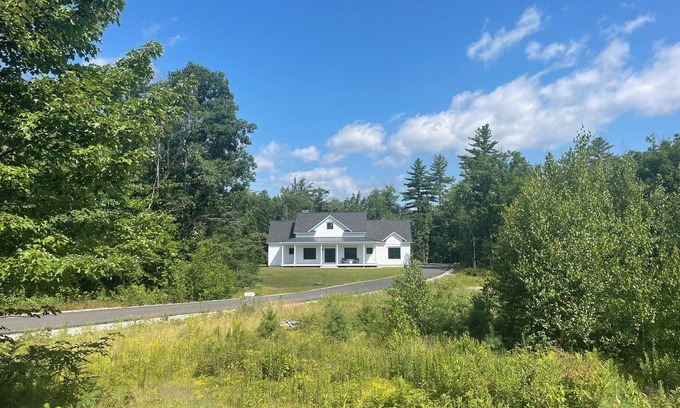 North Conway House | 4 bed, 3.5 bath house with a 3 car garage, steam shower and fireplace! NO PETS!