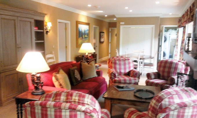 Vail Condo | 4 bed 4 bath, Large Deck Heart of Village 2 minutes to lifts Fireplace, Parking