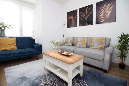 Castle Apartment | 4 Bed Flat - Sleeps 4 - Parking - Wifi