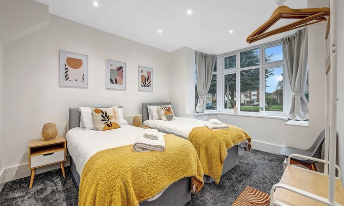 Cowley House | 4 Bed House - Sleeps 9 - Garden - Parking - Wifi