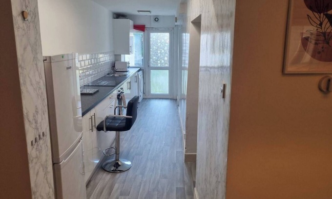 Gillingham House | 4 Bed House - Sleeps 8 - Parking - Wifi