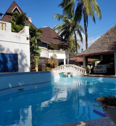 Galu Villa | 4 Bed Villa - Sleeps 8 - Pool - Garden - Parking