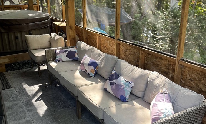 St-Adolphe-d'Howard Cottage | 4 bedrooms, 2 bathrooms, 2 livingrooms and offices surrounded by nature!
