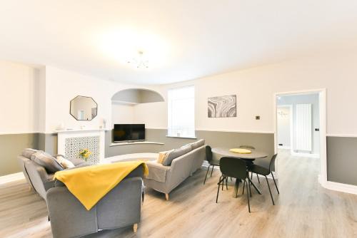 Pontefract Apartment | 4 Bedroom, 2 bathroom house - Free Parking