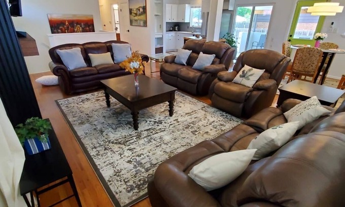 Hampden House | 4-bedroom 5 beds house with WiFi, AC and wheelchair accessible in Denver