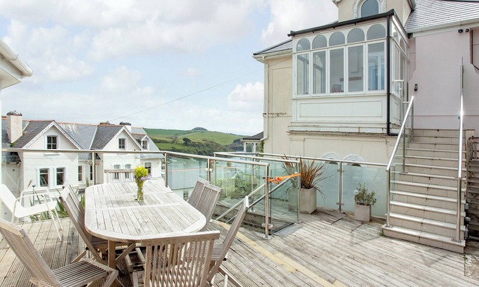 Salcombe Cottage | 4 bedroom accommodation in Devon Road