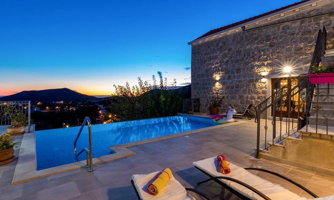 Gromaca House | 4 bedroom accommodation in Gromaca