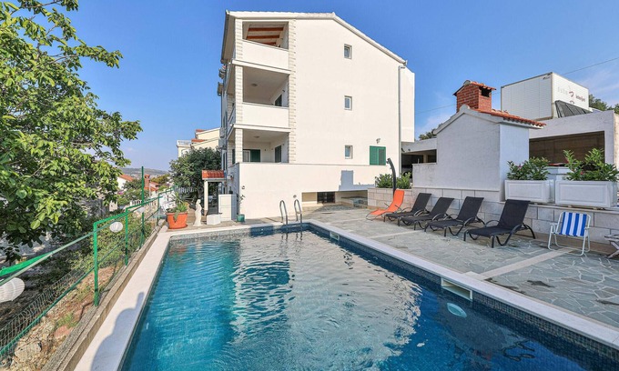 Okrug Donji Apartment | 4 bedroom cozy apartment in Okrug Donji