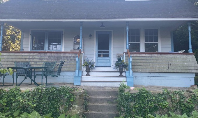 Saunderstown House | 4-bedroom house in Saunderstown with AC, Porch Overlooking Narragansett Bay