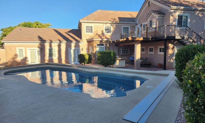 Page House | 4-bedroom house with Pool, WiFi and AC close to Lake Powell and Antelope Canyon.