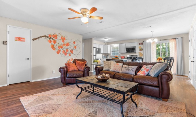 Perry House | 4 bedroom, King Bed, 4 min to Fairgrounds, TVs in all Rooms